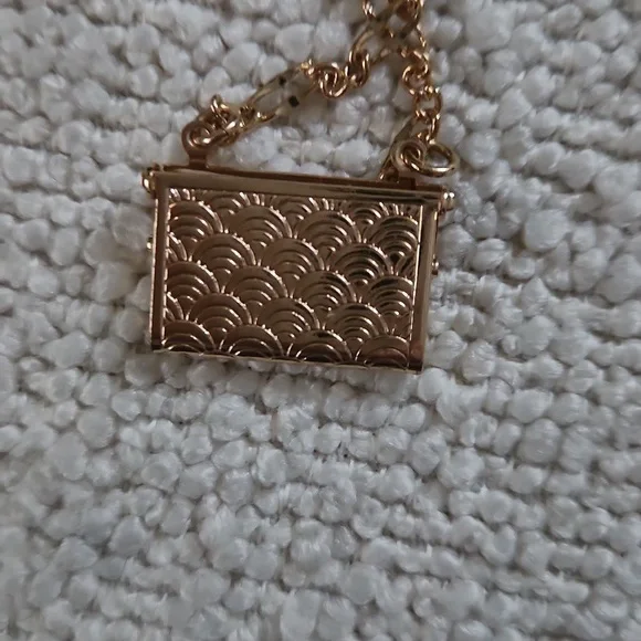 Gold Envelope Purse Necklace - Picture 4 of 10